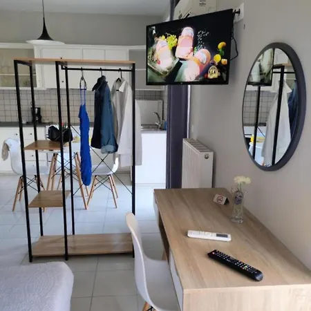 Nini's House Superior - 100m From Town Center Апартаменты