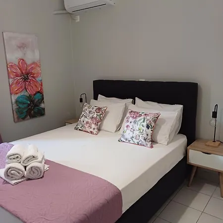 Nini's House Superior - 100m From Town Center Апартаменты