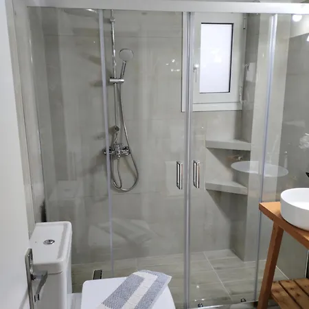 Nini's House Superior - 100m From Town Center Апартаменты